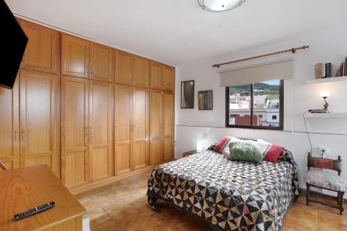 a bedroom with wooden cabinets and a bed at La Zotea in Tegueste