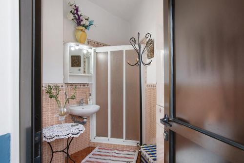 a small bathroom with a sink and a toilet at La Zotea in Tegueste
