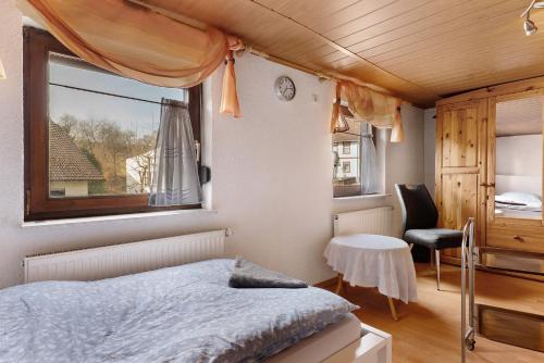 ein Schlafzimmer mit Bett, Schreibtisch und Fenster in der Unterkunft Brown in Bad König