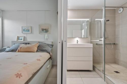 a bedroom with a bed and a shower and a sink at Terrasse de Malissol in Vienne