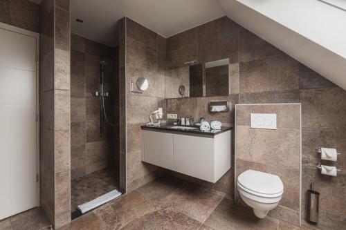 a bathroom with a toilet and a shower at Guesthouse Amfora in Poperinge
