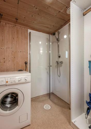 eine Waschküche mit Waschmaschine und Dusche in der Unterkunft Geilo Living in Holo