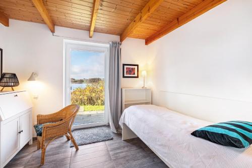 a bedroom with a bed and a window at Sonnenuferhaus in Kosel