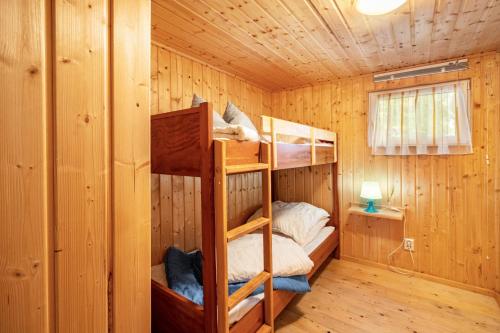 a bedroom with bunk beds in a wooden cabin at Bungalow 6 - Finnhütte in Niesky
