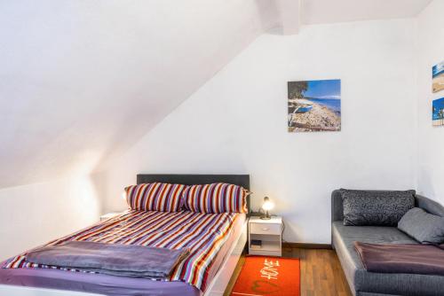 a bedroom with a bed and a couch at Ferienwohnung Thüringer Wald in Ilmenau