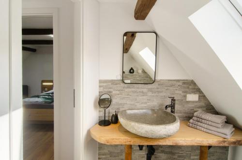 a bathroom with a sink and a mirror at Am Graben in Hasselfelde