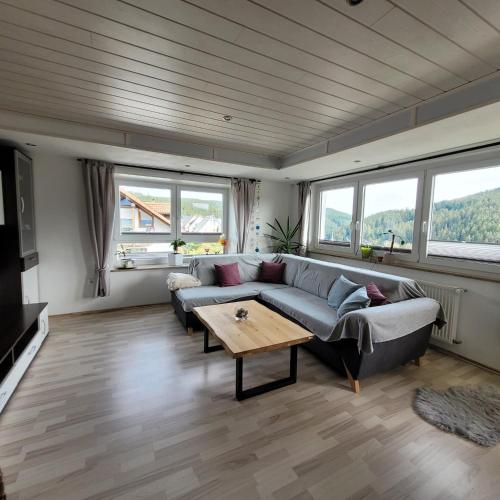 a living room with a couch and a table at Ferienwohnung Härtel in Schramberg