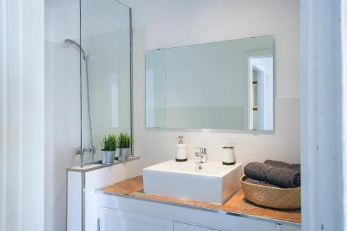 a bathroom with a white sink and a mirror at Casa Amanecer 3 in Mácher