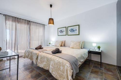 a bedroom with a large bed with two pillows at Casa Amanecer 3 in Mácher