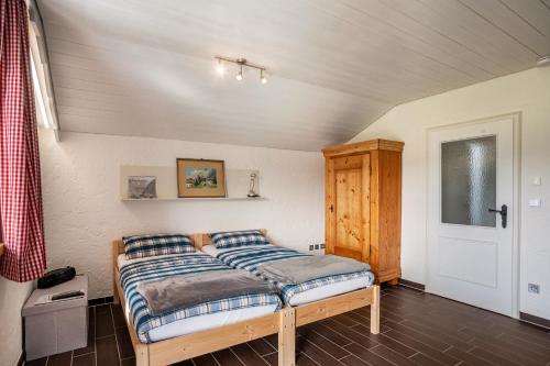 a bedroom with two beds in a room at Appartement Braun 1 in Bolsterlang