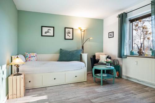 a bedroom with a bed and a table at Harmonie Tiny House in Oyten