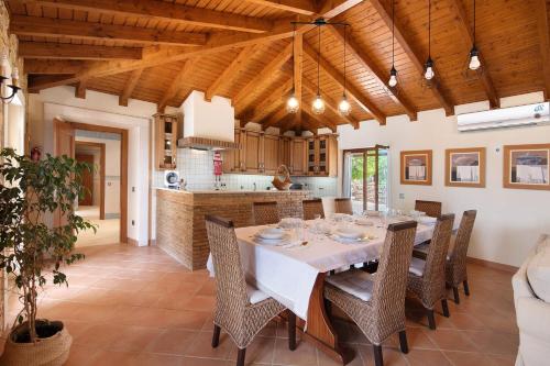 a kitchen and dining room with a table and chairs at Quinta dos Fontanais in Tavira