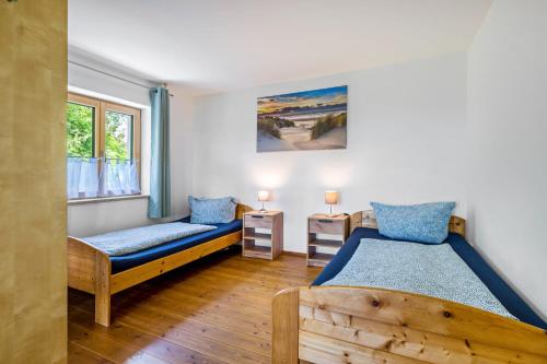 a bedroom with two beds and a window at Ferienwohnung mit Bergblick in Edling