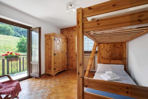 a bedroom with a bunk bed and a large window at Maison Le Cré Appartamento 2 in Introd
