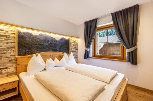 a bedroom with a bed and a window at Lechnerhof Wilde Kreuzspitze in Valles