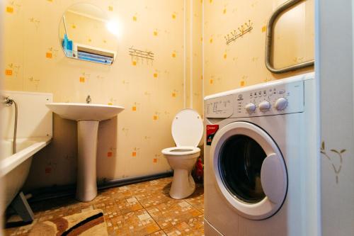 タンボフにあるApartment PrezentHaus Karla Marksa 175k3のバスルーム(洗濯機、シンク付)