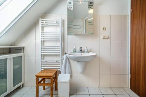 a bathroom with a sink and a mirror at Ferienwohnung 1 Schulze in Neustrelitz