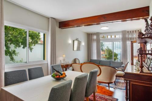 a dining room with a table and chairs at Casa Caminho do Palheiro - Funchal in Funchal