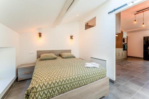 a bedroom with a bed in a room at Gite en Campagne Valentin in Avignon