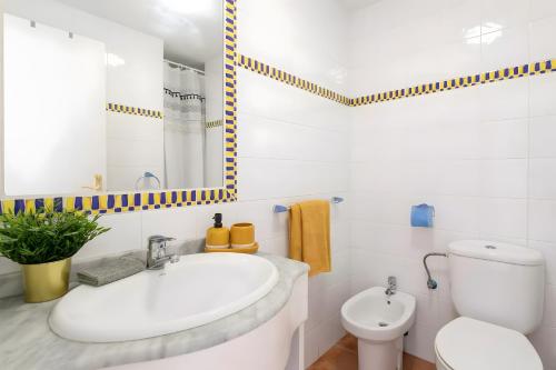 a white bathroom with a sink and a toilet at Appartement avec 2 piscines in Mutxamel