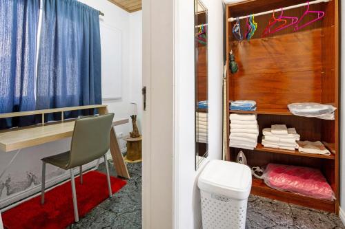 a bedroom with a desk and a chair in a room at Casinha do Monte in Achadinha