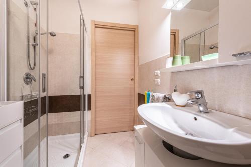 a bathroom with a sink and a shower at Kastel's house in Roe