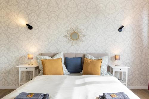 a bedroom with a bed with pillows and a mirror at Ferienhaus Optikstadt Rathenow in Rathenow