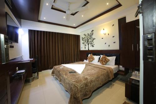 Кровать или кровати в номере Hotel Grand Pragati