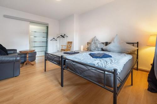 a bedroom with a bed and a living room at Gemütliche Wohnung Buchholz i d N in Buchholz in der Nordheide