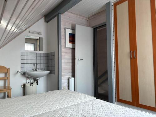 a bedroom with a bed and a sink at Sternschnuppe in Kirchheim