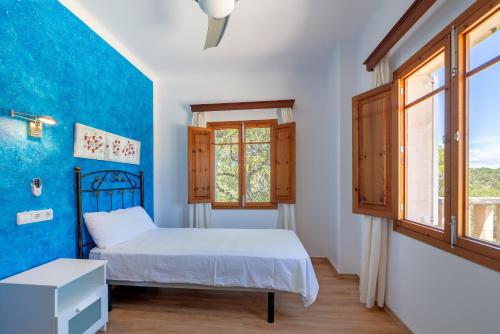 a bedroom with a bed and a window at Villa Rosa in Cala Santanyi