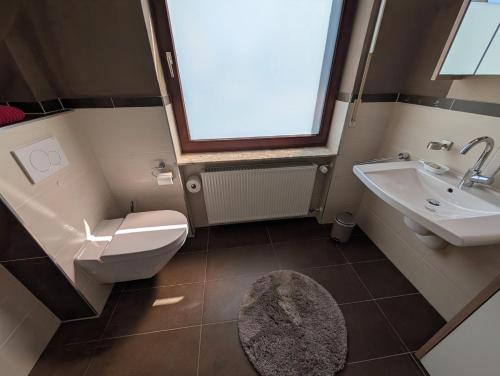 a bathroom with a toilet and a sink at Das Spatzennest in Riol