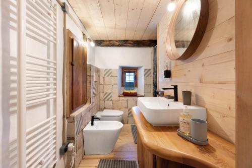 a bathroom with a sink and a toilet at Chalet Tomidicarta in Trasquera