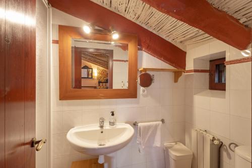 a bathroom with a sink and a mirror at Ca l'Emilli in Gélida