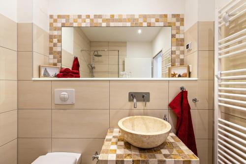 a bathroom with a sink and a mirror at Gartenglückchen in Lindhöft