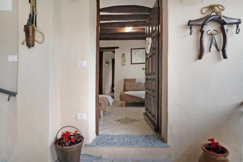 a hallway with a door leading to a bedroom at Agriturismo U' Spigu Nonna Annetta in Nasino