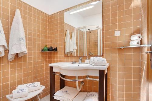 a bathroom with a sink and a mirror and a toilet at Retiro Praia in Campo de Baixo
