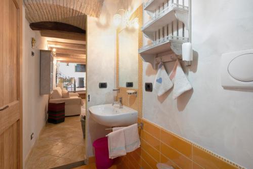 a small bathroom with a sink and a sink at Casa Gocce Di Cristallo in Varazze