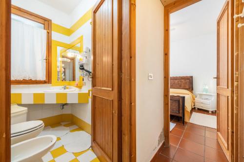a bathroom with a toilet and a sink at Casa Leo in Calasetta