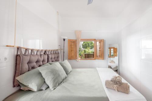 a bedroom with a large bed with a wooden headboard at La Bombonera 2 in Catadau