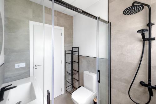 a bathroom with a shower and a toilet in it at La Bombonera 2 in Catadau