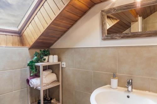 a bathroom with a sink and a mirror at Ferienwohnung Reschberg in Farchant