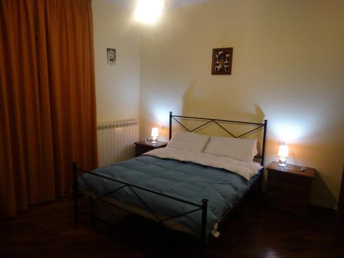 ValfabbricaにあるAgriturismo La Terrazzaのベッドルーム1室(ランプ2つ付)
