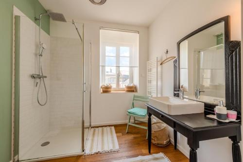 a bathroom with a sink and a shower at Maison 8 pers plein centre ville in Lesneven