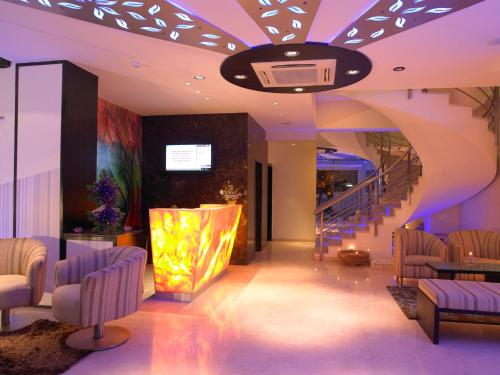 un vestíbulo con escalera e iluminación púrpura en Blu Petal - A Business Hotel, en Bangalore