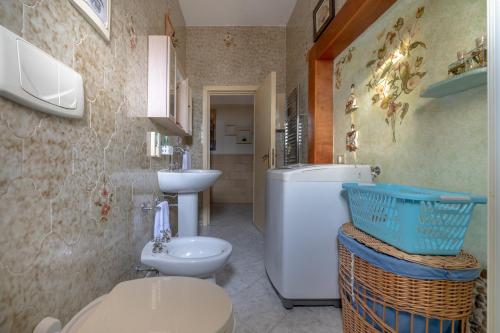 a bathroom with a toilet and a sink at Casa Zoraide in Borgagne