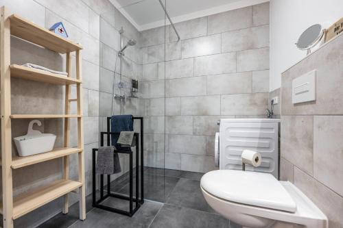 a bathroom with a white toilet in a room at Ferienwohnung Lampa in Wasbüttel