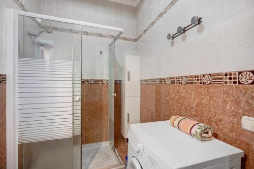 a bathroom with a shower and a washing machine at Casa Marrero Abajo in La Guancha