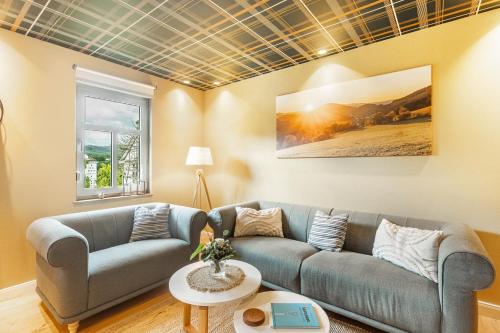 a living room with a couch and a table at Ferienhaus Altstadtchalet in Schmallenberg