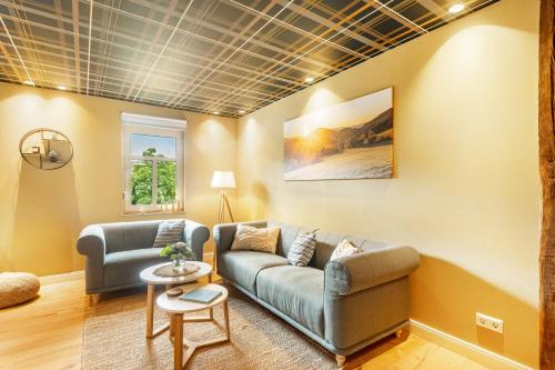 a living room with a couch and a table at Ferienhaus Altstadtchalet in Schmallenberg